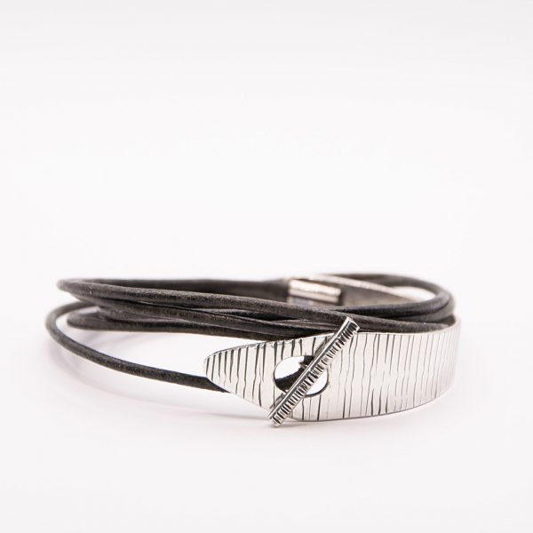 Zilveren armband met zwart leer
